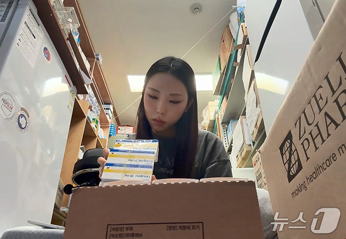 본문 이미지 - 남극세종기지 파견 후 의료실 의약품을 정리하는 김희수 간호사. (본인 제공. 재판매 및 DB 금지)