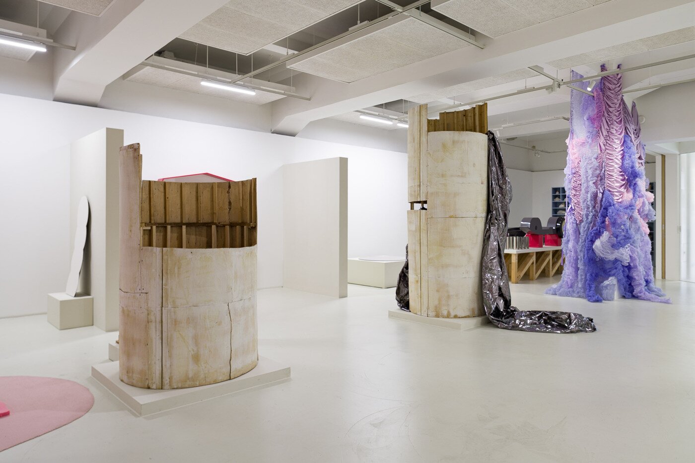 본문 이미지 - 김동희, 검은 기둥 Black Columns, 埻培埻埻, Wood, dimensions variable (일민미술관 제공)