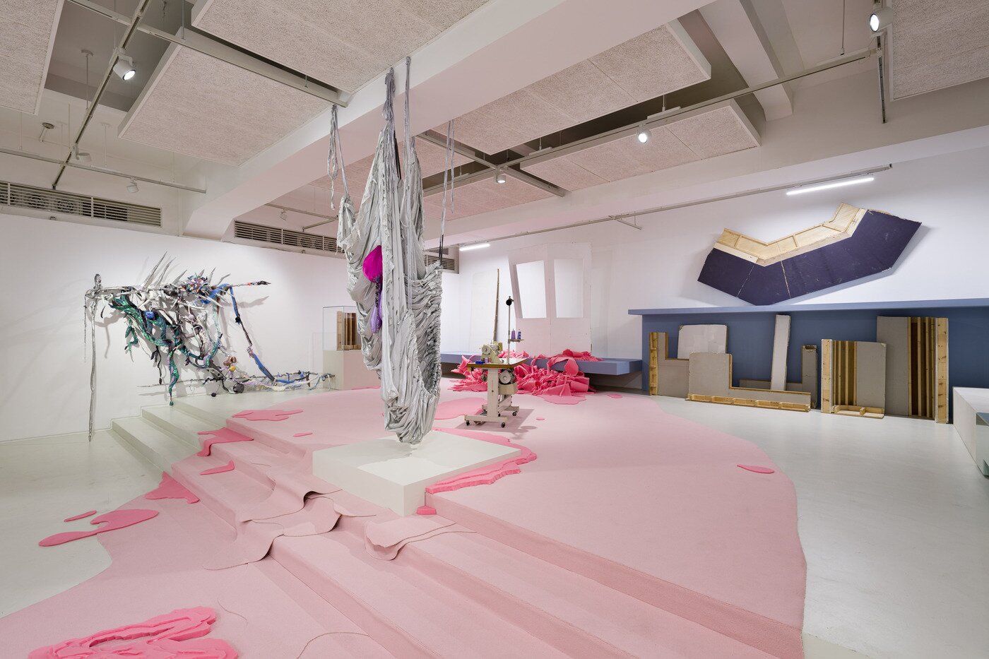 본문 이미지 - 우한나, 낙수장 Fallingwater, 埻培埻埿, Carpet, sponge, sewing machine, sound (Sound: Sewing Machine by Song Youngnam), dimensions variable (일민미술관 제공)
