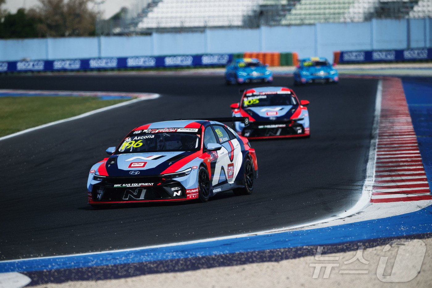 (서울=뉴스1) = 현대자동차가 WRC 2026시즌 첫 우승과 '2026 TCR 월드투어' 개막전 우승을 동시에 달성하는 쾌거를 이뤘다고 11일 밝혔다. 사진은 8일부터 10일(현 …