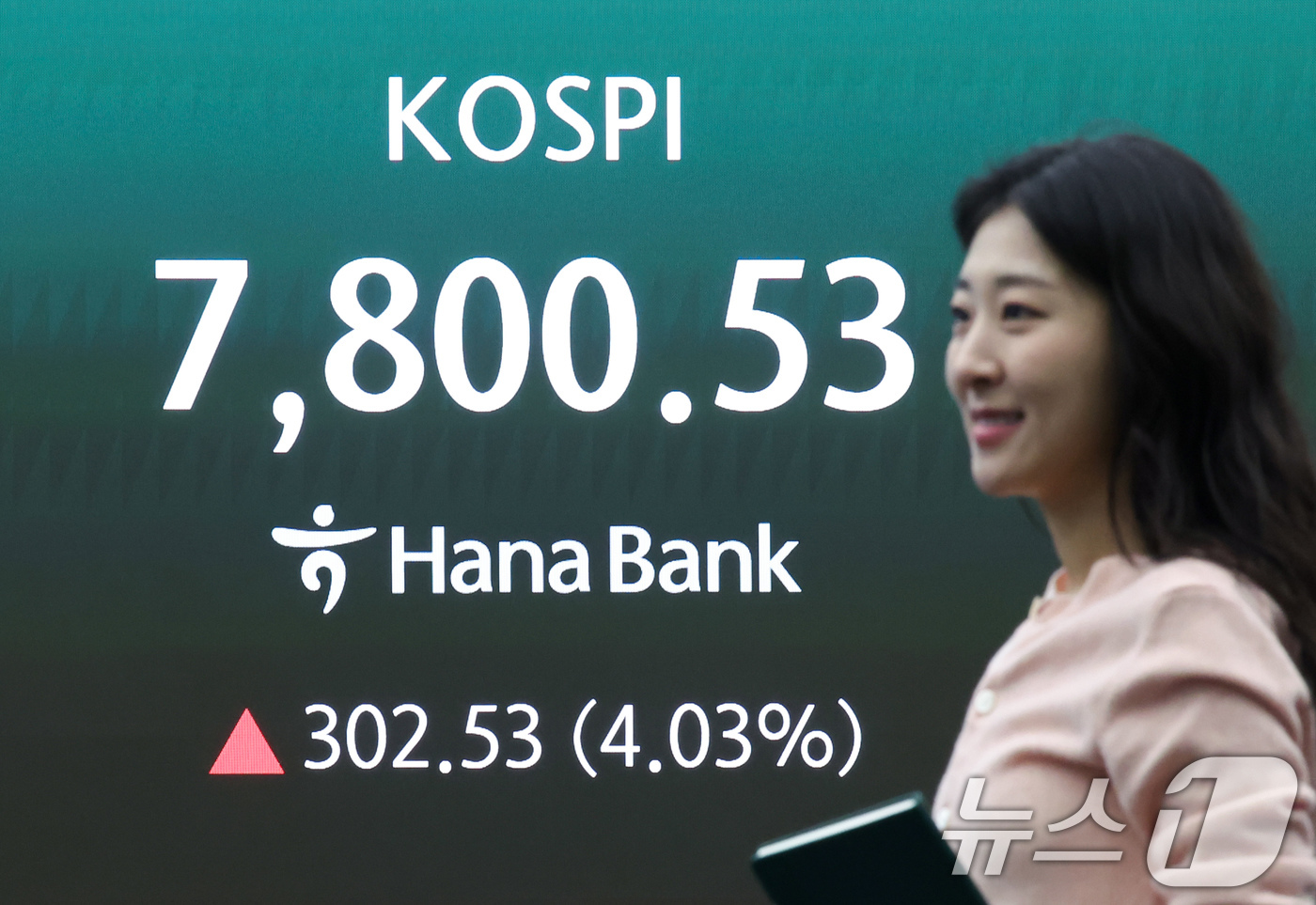 (서울=뉴스1) 임지훈 인턴기자 = 코스피가 개장 직후 7800선을 넘어 사상 최고치를 기록한 11일 오전 서울 중구 하나은행 본점 딜링룸 전광판에 코스피 지수가 표시되고 있다.이 …