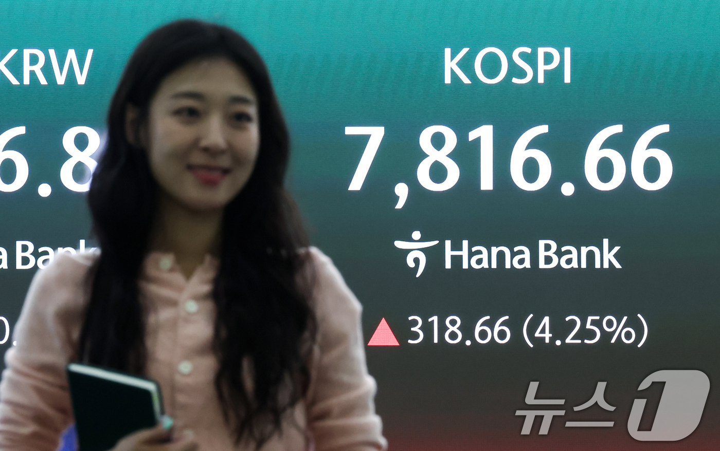 (서울=뉴스1) 임지훈 인턴기자 = 코스피가 개장 직후 7800선을 넘어 사상 최고치를 기록한 11일 오전 서울 중구 하나은행 본점 딜링룸 전광판에 코스피 지수가 표시되고 있다.이 …