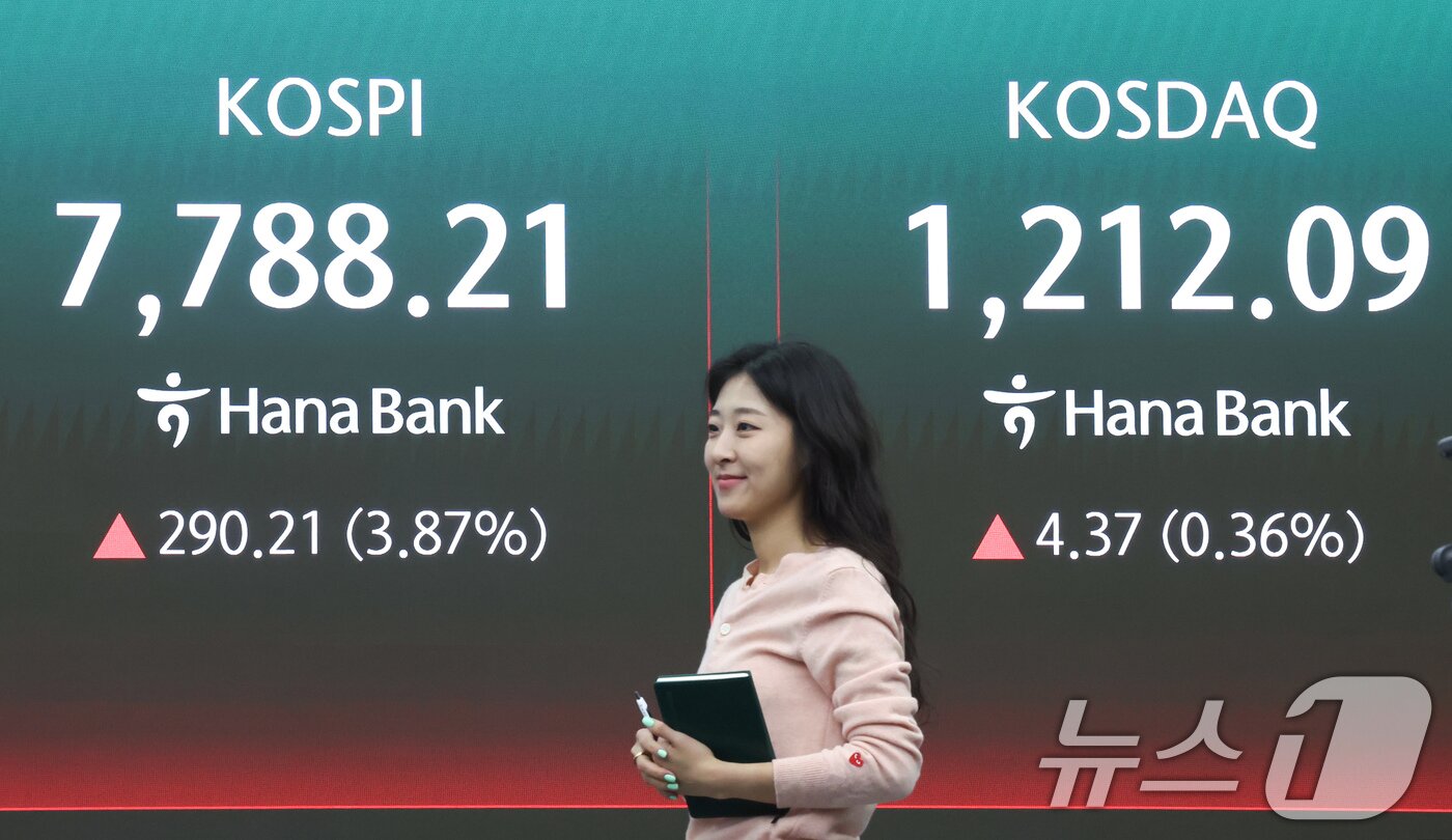 본문 이미지 - 코스피가 개장 직후 7800선을 넘어 사상 최고치를 기록한 11일 오전 서울 중구 하나은행 본점 딜링룸 전광판에 코스피 지수 등이 표시되고 있다.  2026.5.11 ⓒ 뉴스1 임지훈 인턴기자