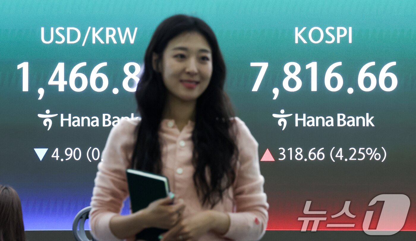 본문 이미지 - 코스피가 개장 직후 7800선을 넘어 사상 최고치를 기록한 11일 오전 서울 중구 하나은행 본점 딜링룸 전광판에 코스피 지수 등이 표시되고 있다.  2026.5.11 ⓒ 뉴스1 임지훈 인턴기자
