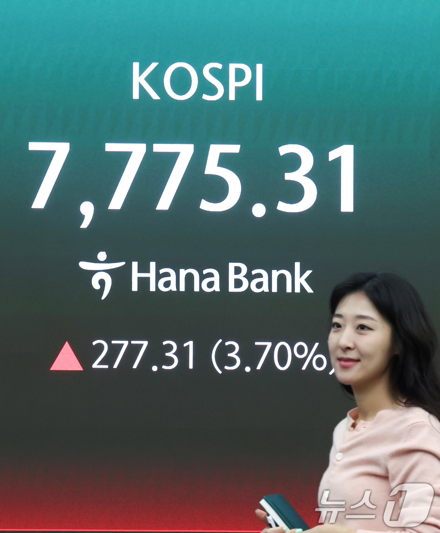 (서울=뉴스1) 임지훈 인턴기자 = 코스피가 개장 직후 7800선을 넘어 사상 최고치를 기록한 11일 오전 서울 중구 하나은행 본점 딜링룸 전광판에 코스피 지수가 표시되고 있다.이 …