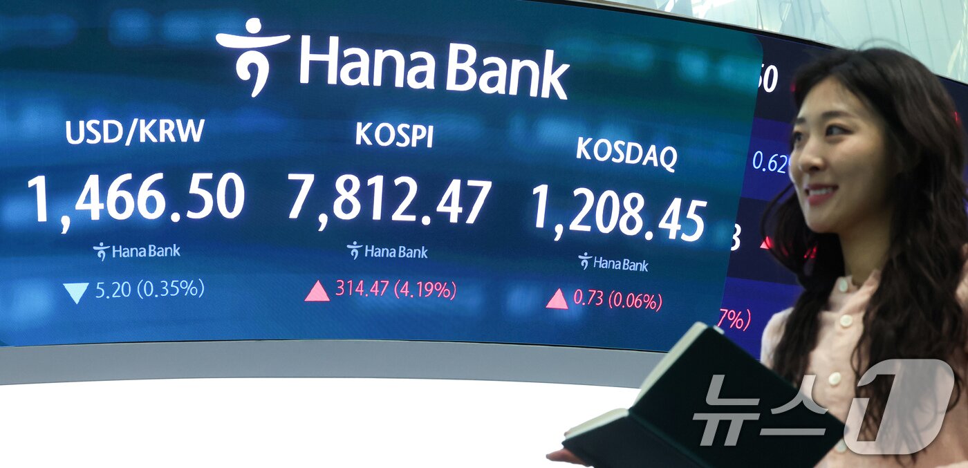 본문 이미지 - 코스피가 개장 직후 7800선을 넘어 사상 최고치를 기록한 11일 오전 서울 중구 하나은행 본점 딜링룸 전광판에 코스피 지수 등이 표시되고 있다.  2026.5.11 ⓒ 뉴스1 임지훈 인턴기자