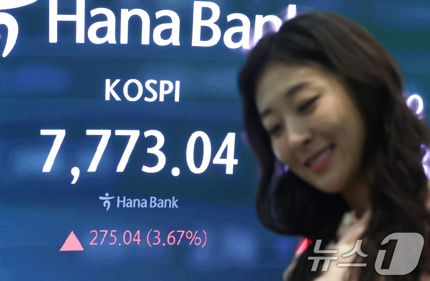 본문 이미지 - 코스피가 개장 직후 7800선을 넘어 사상 최고치를 기록한 11일 오전 서울 중구 하나은행 본점 딜링룸 전광판에 코스피 지수가 표시되고 있다. 2026.5.11 ⓒ 뉴스1 임지훈 인턴기자