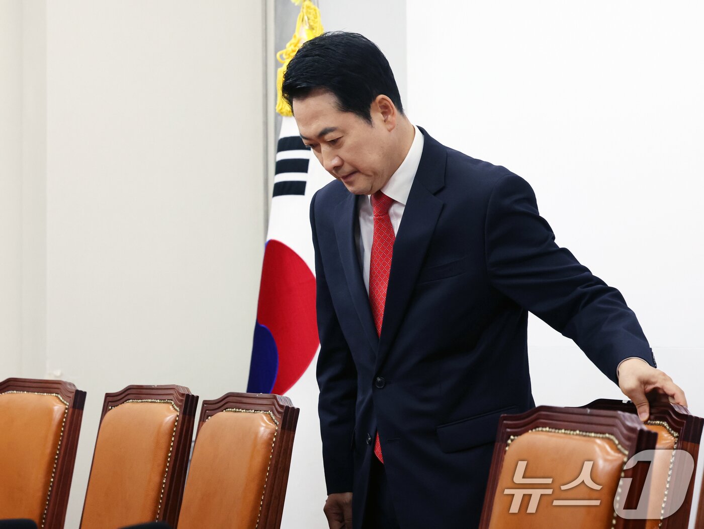 본문 이미지 - 장동혁 국민의힘 대표가 11일 오전 서울 여의도 국회에서 열린 최고위원회의에 참석하고 있다. 2026.5.11 ⓒ 뉴스1 황기선 기자