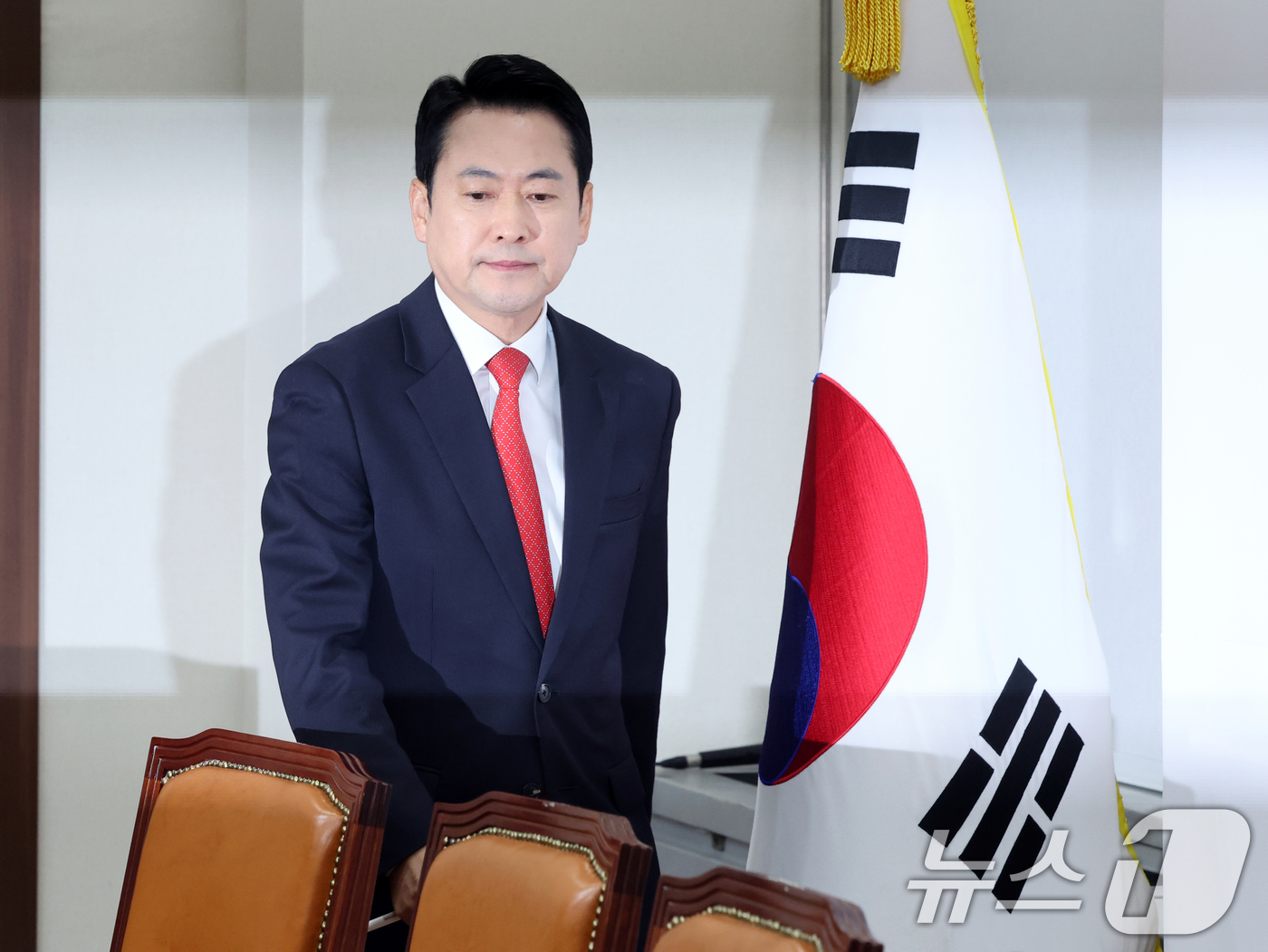 (서울=뉴스1) 황기선 기자 = 장동혁 국민의힘 대표가 11일 오전 서울 여의도 국회에서 열린 최고위원회의에 참석하고 있다.  2026.5.11/뉴스1
