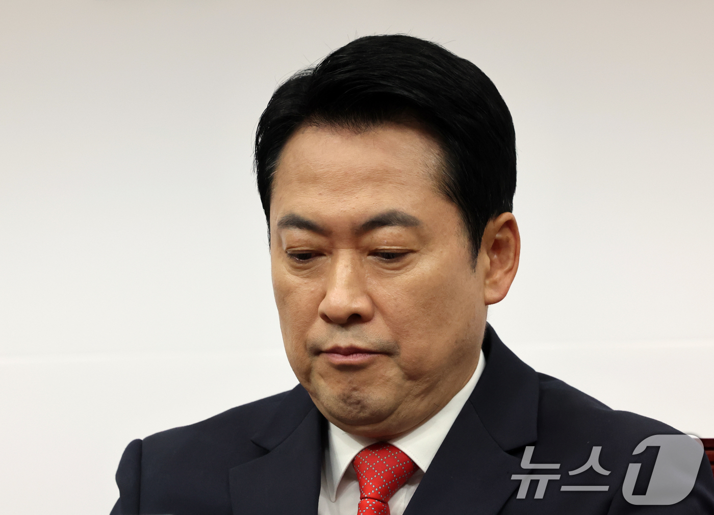 (서울=뉴스1) 황기선 기자 = 장동혁 국민의힘 대표가 11일 오전 서울 여의도 국회에서 열린 최고위원회의에서 생각에 잠겨 있다.  2026.5.11/뉴스1