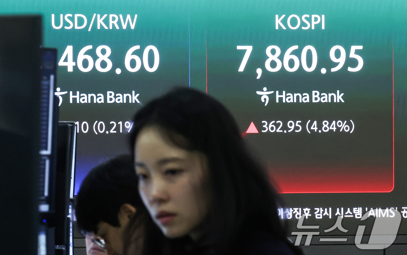 (서울=뉴스1) 임지훈 인턴기자 = 코스피가 장중 7860.95포인트를 돌파하며 매수 사이드카가 발동한 11일 오전 서울 중구 하나은행 본점 딜링룸 전광판에 코스피 지수 등이 표시 …