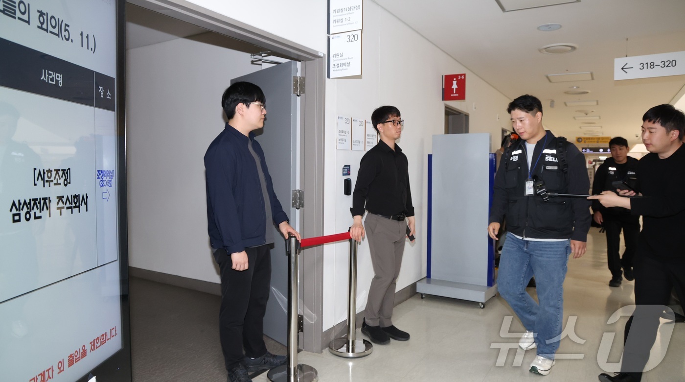 (세종=뉴스1) 김기남 기자 = 최승호 초기업노동조합 삼성전자지부 위원장이 11일 세종시 중앙노동위원회에서 열린 삼정전자 사후조정 회의를 위해 조정회의실로 입장하고 있다. 2026 …