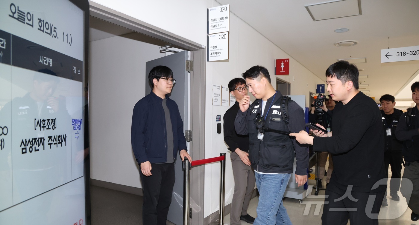 (세종=뉴스1) 김기남 기자 = 최승호 초기업노동조합 삼성전자지부 위원장이 11일 세종시 중앙노동위원회에서 열린 삼정전자 사후조정 회의를 위해 조정회의실로 입장하고 있다.2026. …