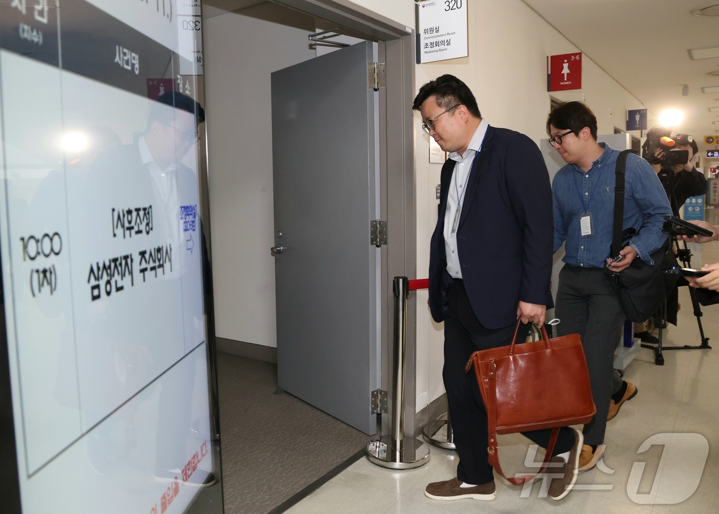 (세종=뉴스1) 김기남 기자 = 11일 세종시 중앙노동위원회에서 열린 삼성전자 사후조정 회의에 삼성전자 사측 관계자들이 회의장에 입장하고 있다. 2026.5.11/뉴스1