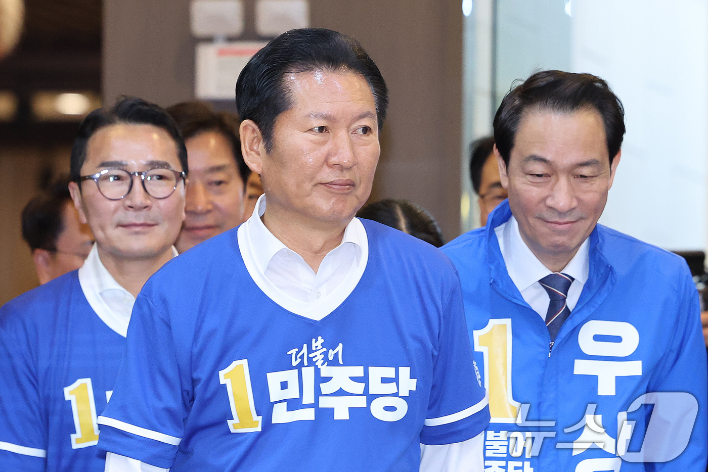 (춘천=뉴스1) 신웅수 기자 = 정청래 더불어민주당 대표와 우상호 강원도지사 후보가 11일 강원 춘천시 스카이컨벤션에서 열린 현장 중앙선거대책위원회의에 참석하고 있다. 2026.5 …