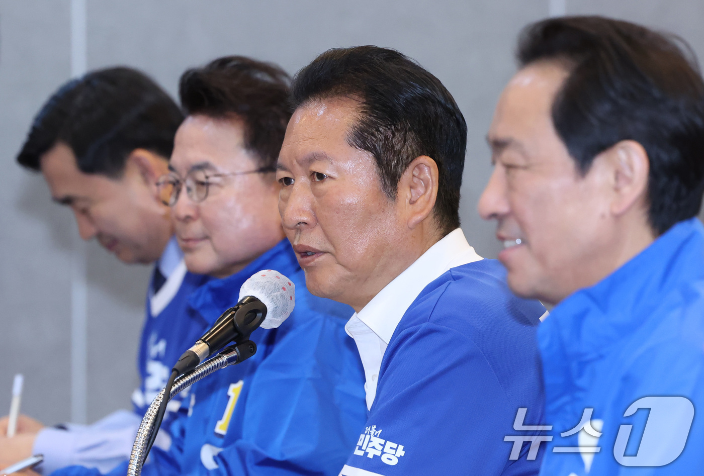 (춘천=뉴스1) 신웅수 기자 = 정청래 더불어민주당 대표가 11일 강원 춘천시 스카이컨벤션에서 열린 현장 중앙선거대책위원회의에서 발언하고 있다. 2026.5.11/뉴스1