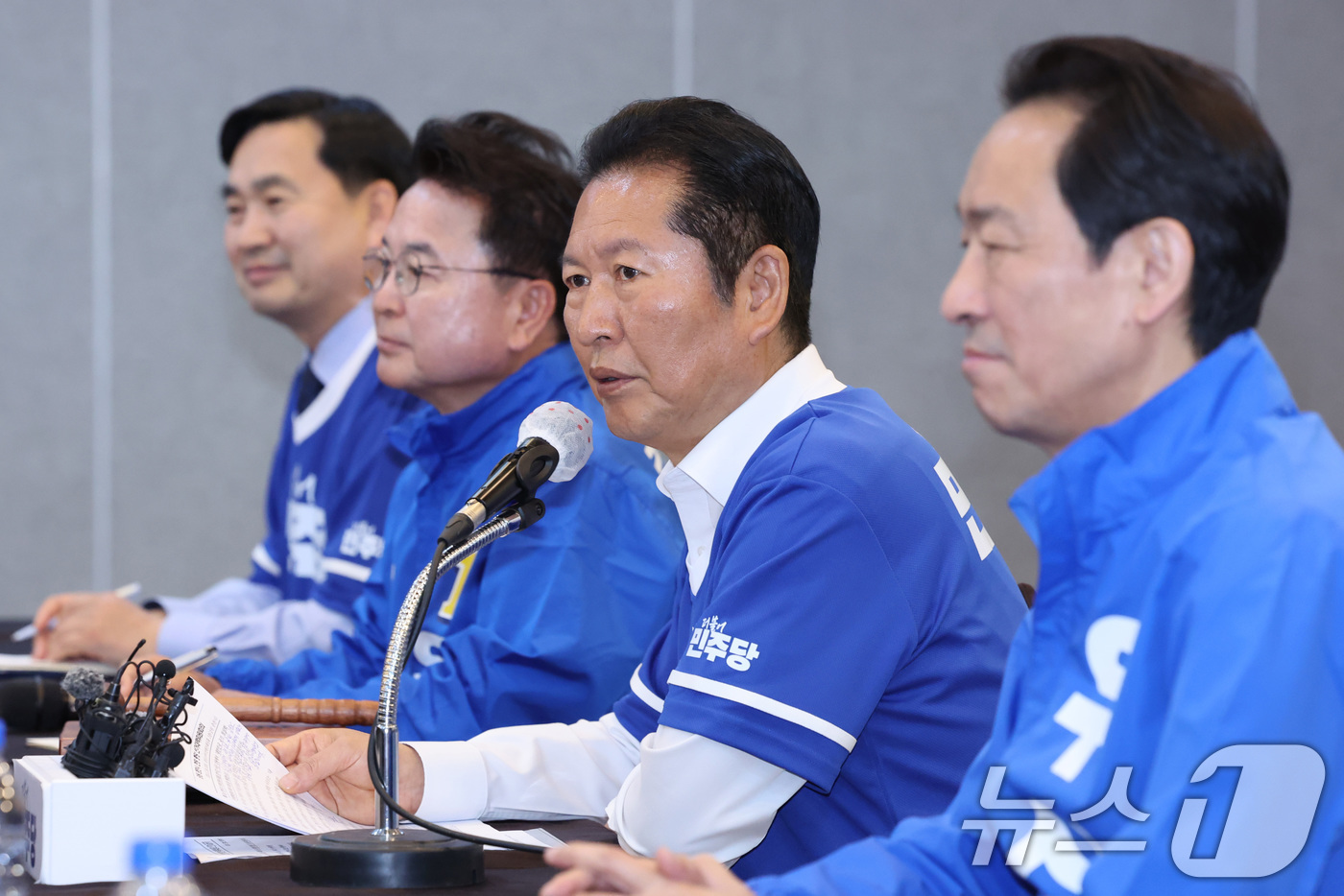 (춘천=뉴스1) 신웅수 기자 = 정청래 더불어민주당 대표가 11일 강원 춘천시 스카이컨벤션에서 열린 현장 중앙선거대책위원회의에서 발언하고 있다. 2026.5.11/뉴스1