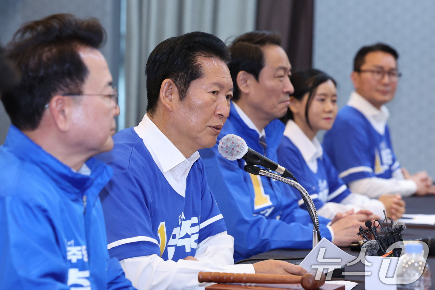 (춘천=뉴스1) 신웅수 기자 = 정청래 더불어민주당 대표가 11일 강원 춘천시 스카이컨벤션에서 열린 현장 중앙선거대책위원회의에서 발언하고 있다. 2026.5.11/뉴스1