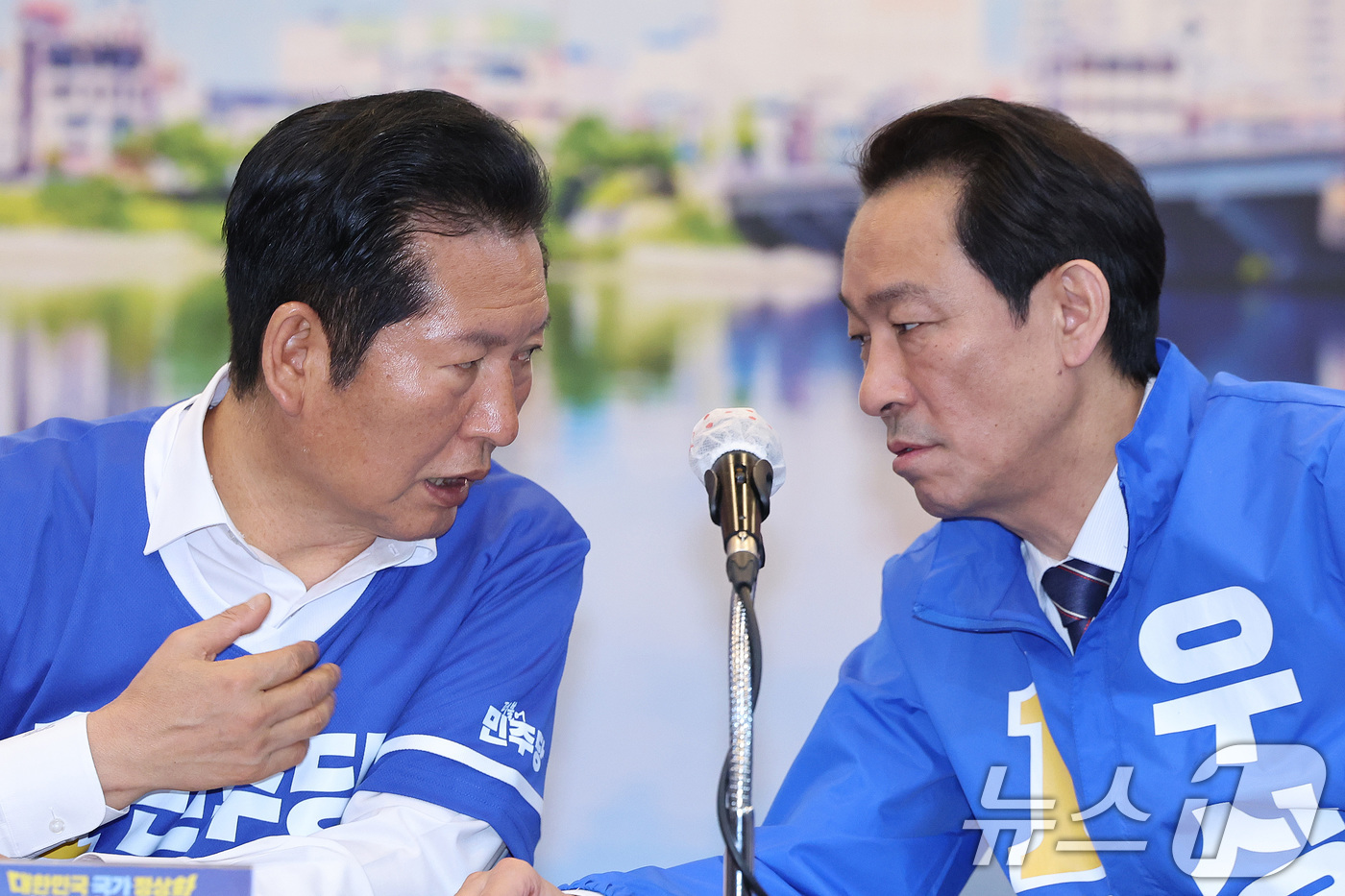 (춘천=뉴스1) 신웅수 기자 = 정청래 더불어민주당 대표와 우상호 강원도지사 후보가 11일 강원 춘천시 스카이컨벤션에서 열린 현장 중앙선거대책위원회의에서 대화하고 있다. 2026. …