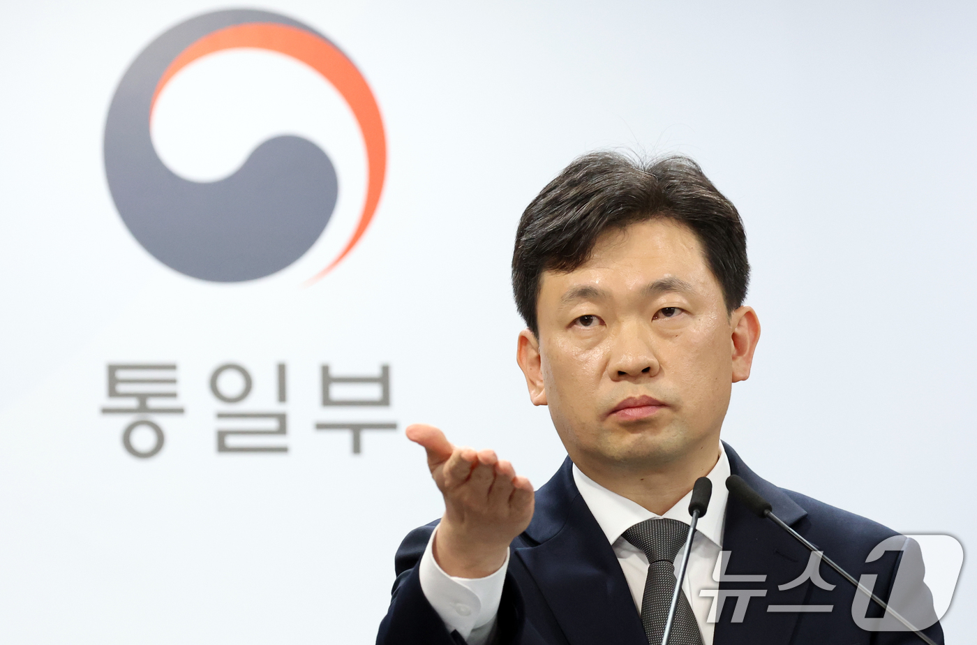 (서울=뉴스1) 김명섭 기자 = 윤민호 통일부 대변인이 11일 오전 서울 종로구 세종대로 정부서울청사에서 열린 정례브리핑에서 질문을 받고 있다. 2026.5.11/뉴스1