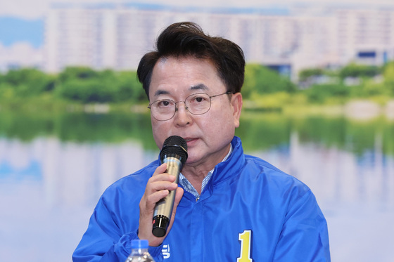 발언하는 육동한 춘천시장 후보