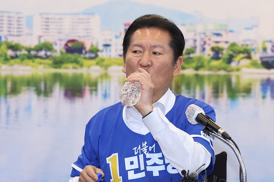 목 축이는 정청래 대표