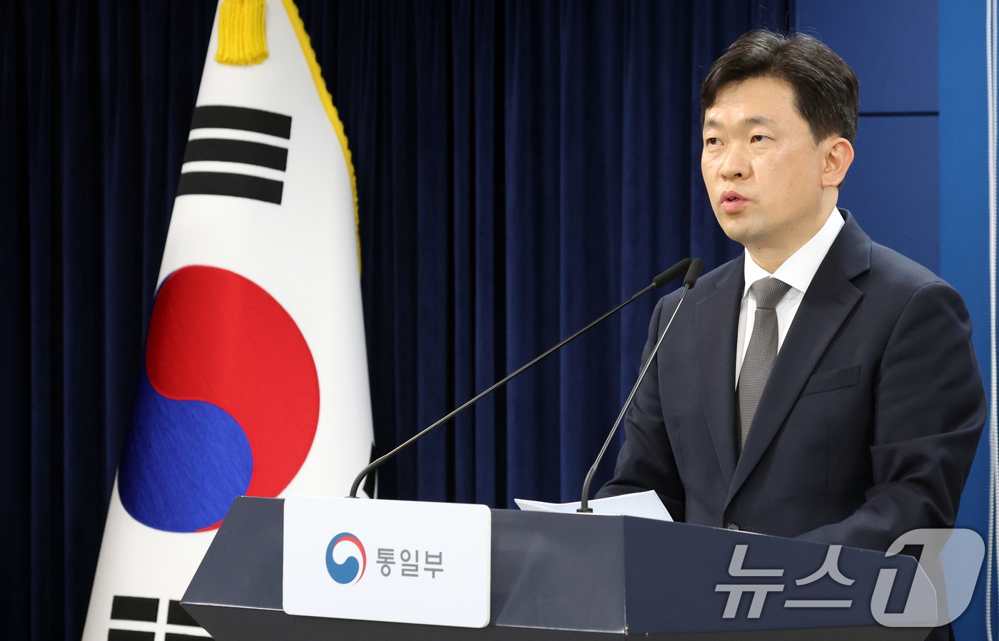(서울=뉴스1) 김명섭 기자 = 윤민호 통일부 대변인이 11일 오전 서울 종로구 세종대로 정부서울청사에서 정례브리핑을 하고 있다. 2026.5.11/뉴스1