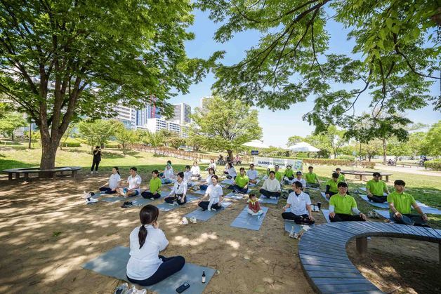 마켄 코리아, 가정의달 맞아 '플로깅·야외 힐링 요가' 진행