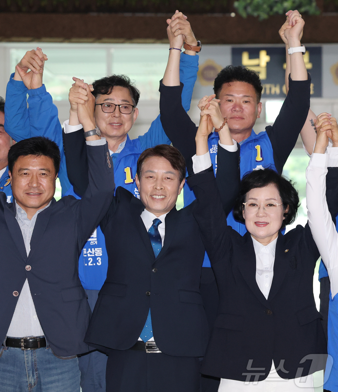 (대전=뉴스1) 김기태 기자 = 전문학 더불어민주당 대전 서구청장 후보가 11일 대전시의회에서 출마선언을 마치고 서구 광역, 기초단체 후보자, 지지자들과 승리를 결의하고 있다. 2 …