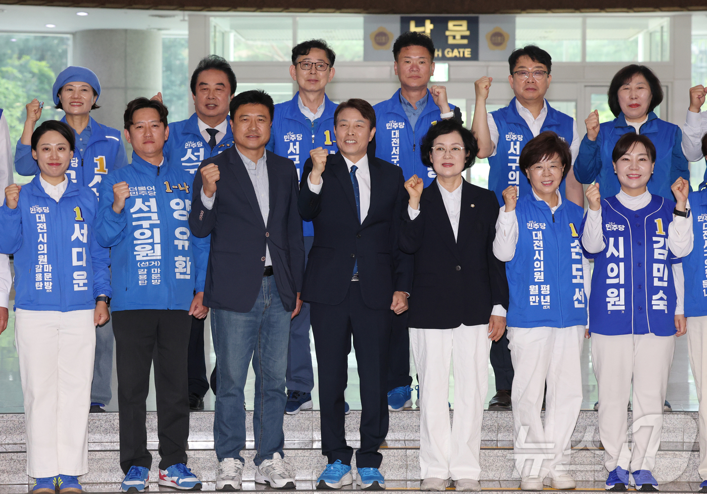 (대전=뉴스1) 김기태 기자 = 전문학 더불어민주당 대전 서구청장 후보가 11일 대전시의회에서 출마선언을 마치고 서구 광역, 기초단체 후보자, 지지자들과 파이팅을 하고 있다. 20 …