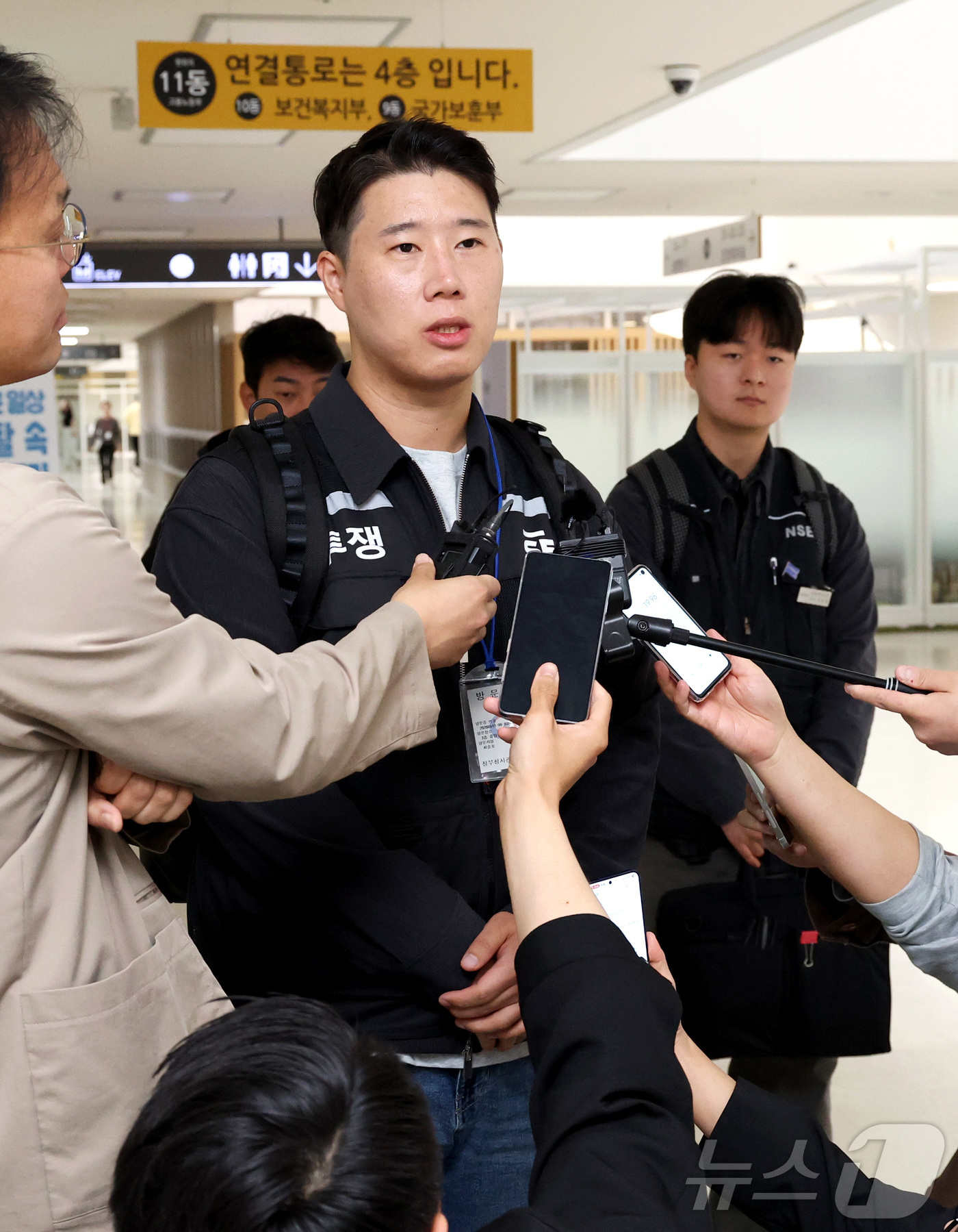 (세종=뉴스1) 김기남 기자 = 최승호 초기업노동조합 삼성전자지부 위원장이 11일 세종시 중앙노동위원회에서 열린 삼정전자 사후조정 회의에 입장하며 취재진에게 입장을 밝히고 있다 2 …
