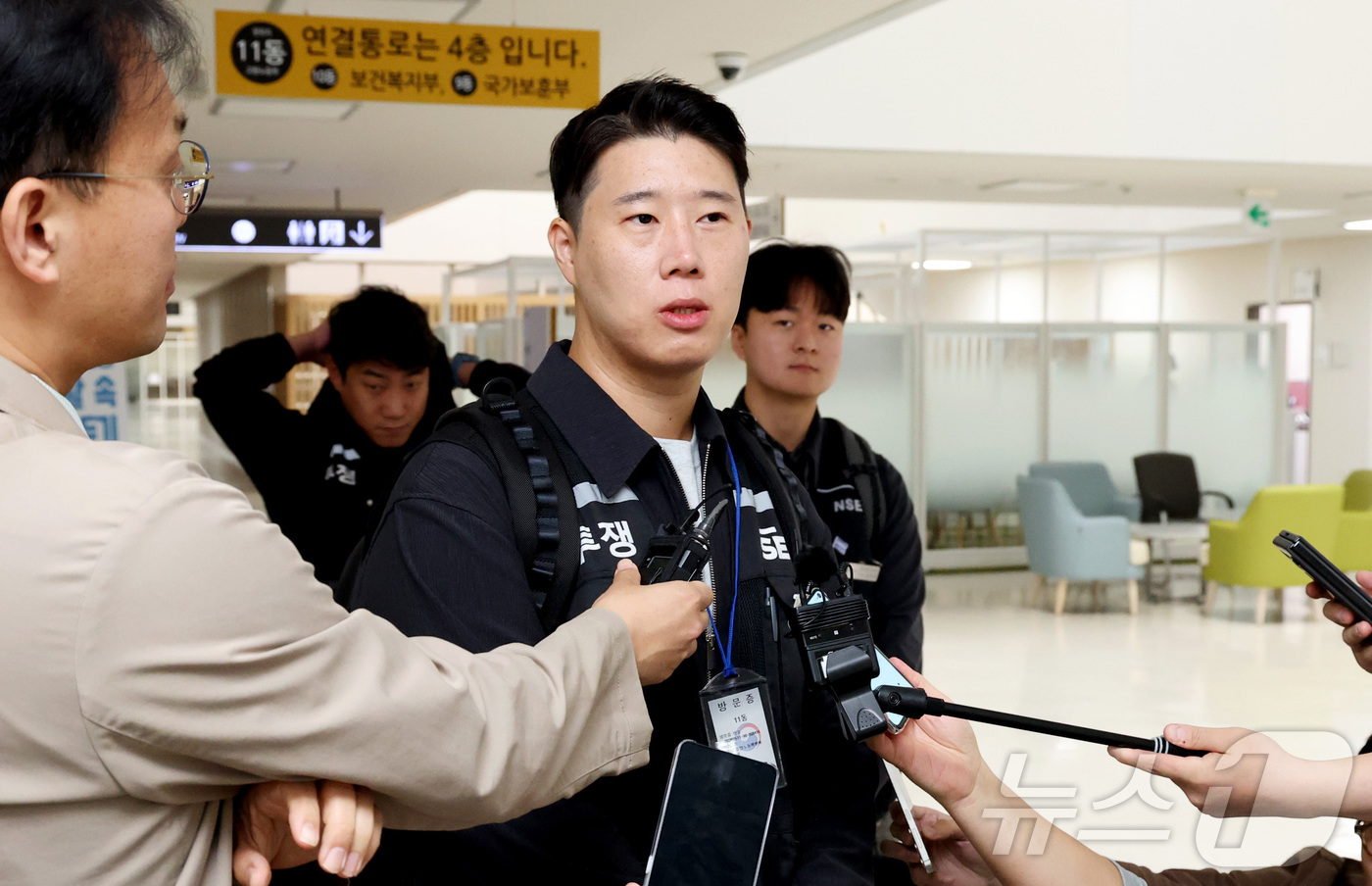(세종=뉴스1) 김기남 기자 = 최승호 초기업노동조합 삼성전자지부 위원장이 11일 세종시 중앙노동위원회에서 열린 삼정전자 사후조정 회의에 입장하며 취재진에게 입장을 밝히고 있다 2 …