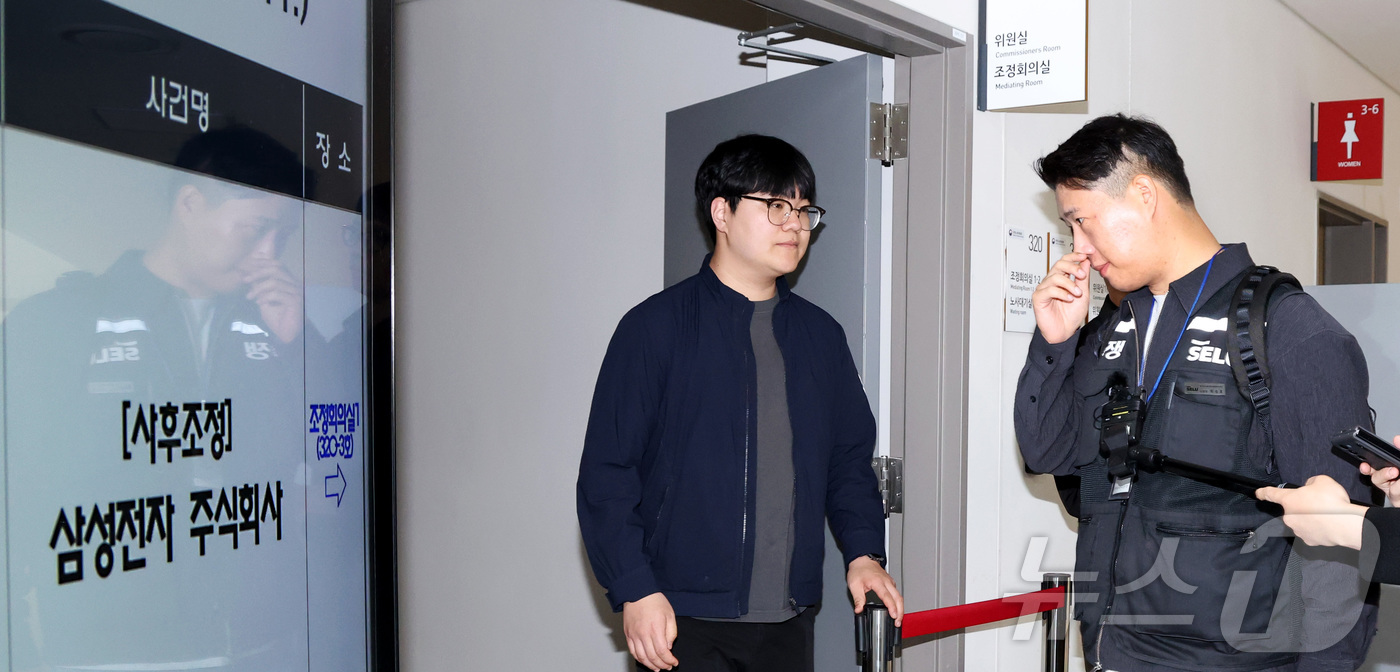 (세종=뉴스1) 김기남 기자 = 최승호 초기업노동조합 삼성전자지부 위원장이 11일 세종시 중앙노동위원회에서 열린 삼정전자 사후조정 회의를 위해 조정회의실로 입장하고 있다 2026. …