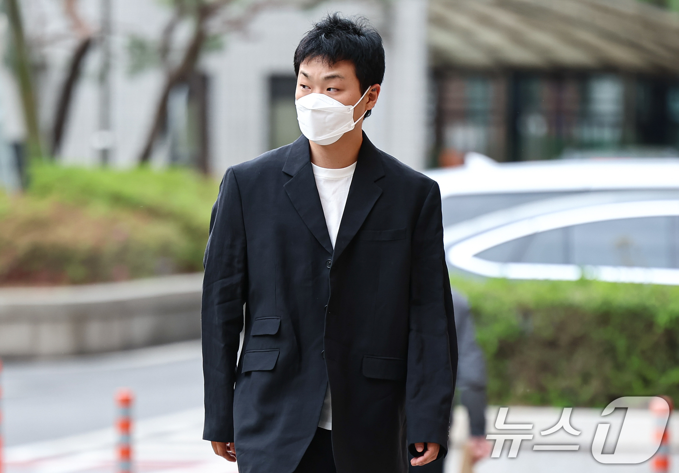 (서울=뉴스1) 김도우 기자 = 래퍼 쿤디판다(본명 복현)가 11일 서울서부지방법원에서 열린 병역법위반 공판에 출석하고 있다. 2026.5.11/뉴스1