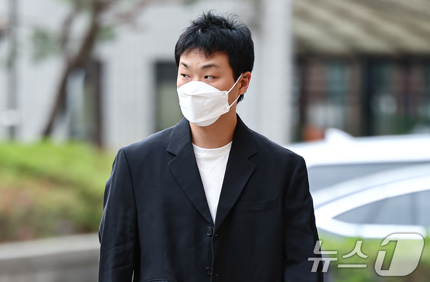 (서울=뉴스1) 김도우 기자 = 래퍼 쿤디판다(본명 복현)가 11일 서울서부지방법원에서 열린 병역법위반 공판에 출석하고 있다. 2026.5.11/뉴스1