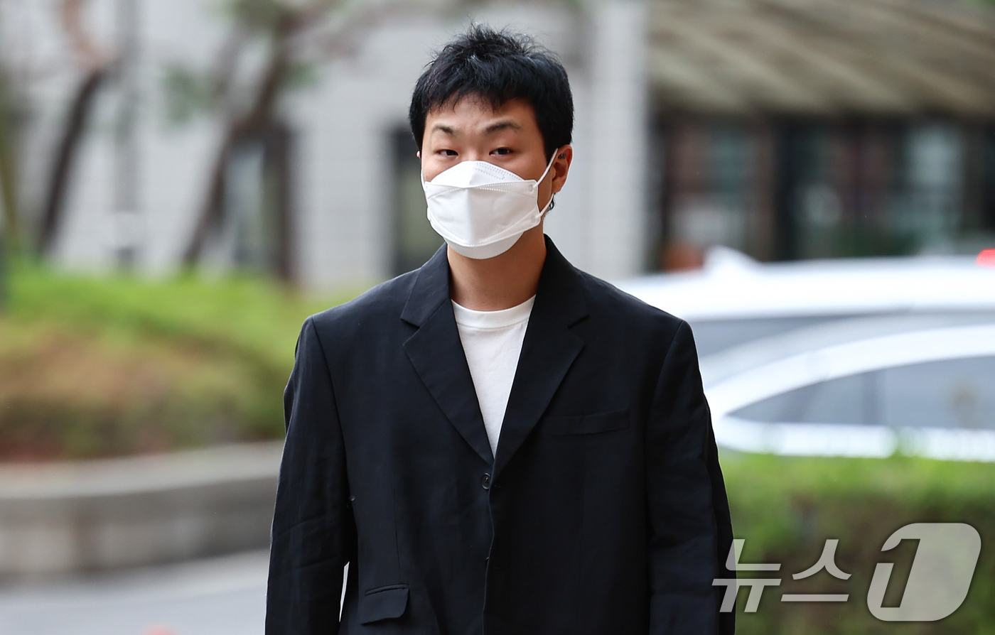 (서울=뉴스1) 김도우 기자 = 래퍼 쿤디판다(본명 복현)가 11일 서울서부지방법원에서 열린 병역법위반 공판에 출석하고 있다. 2026.5.11/뉴스1