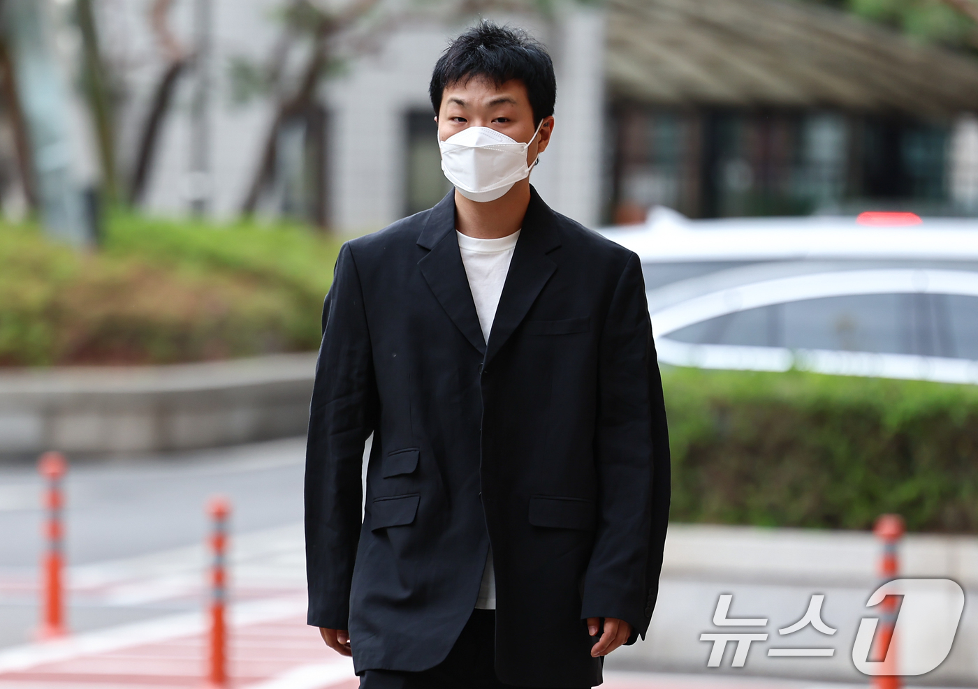 (서울=뉴스1) 김도우 기자 = 래퍼 쿤디판다(본명 복현)가 11일 서울서부지방법원에서 열린 병역법위반 공판에 출석하고 있다. 2026.5.11/뉴스1