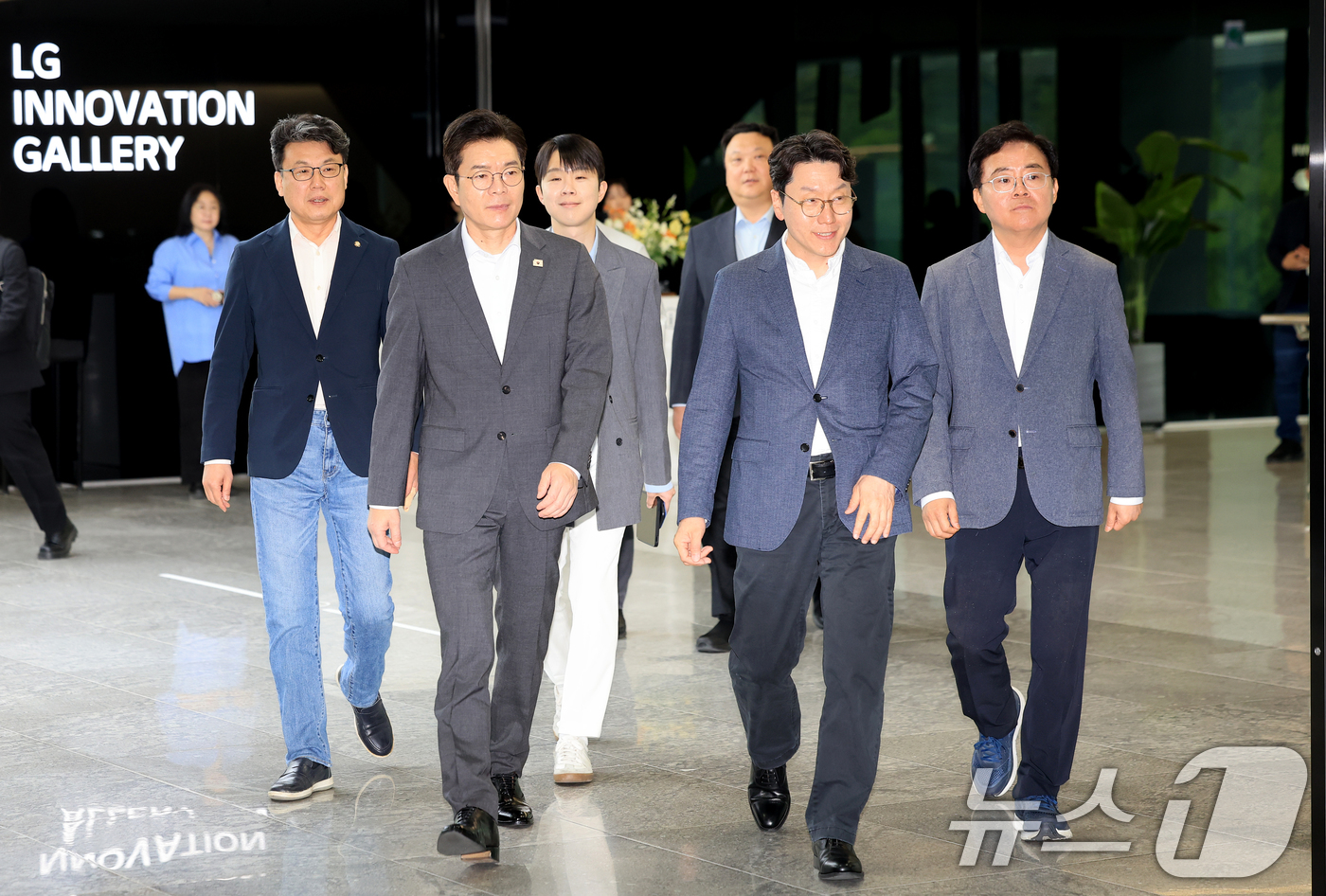 (서울=뉴스1) 이호윤 기자 = 정원오 더불어민주당 서울시장 후보가 11일 서울 강서구 LG사이언스파크를 방문하고 있다.정 후보는 이날 구로·가산 디지털단지 일대의 피지컬 AI(인 …