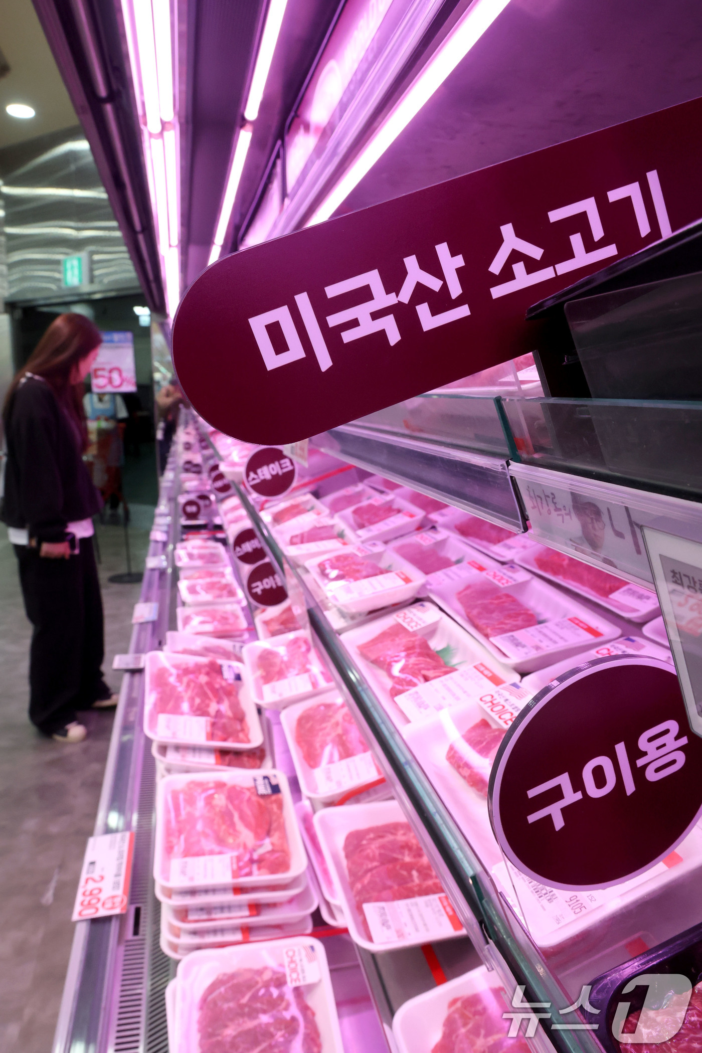 (서울=뉴스1) 이광호 기자 = 11일 오전 서울의 한 대형마트를 찾은 고객이 수입 소고기를 살펴보고 있다.중동전쟁 여파로 글로벌 해상운임이 급등하며 냉동·냉장 컨테이너 운송 비중 …