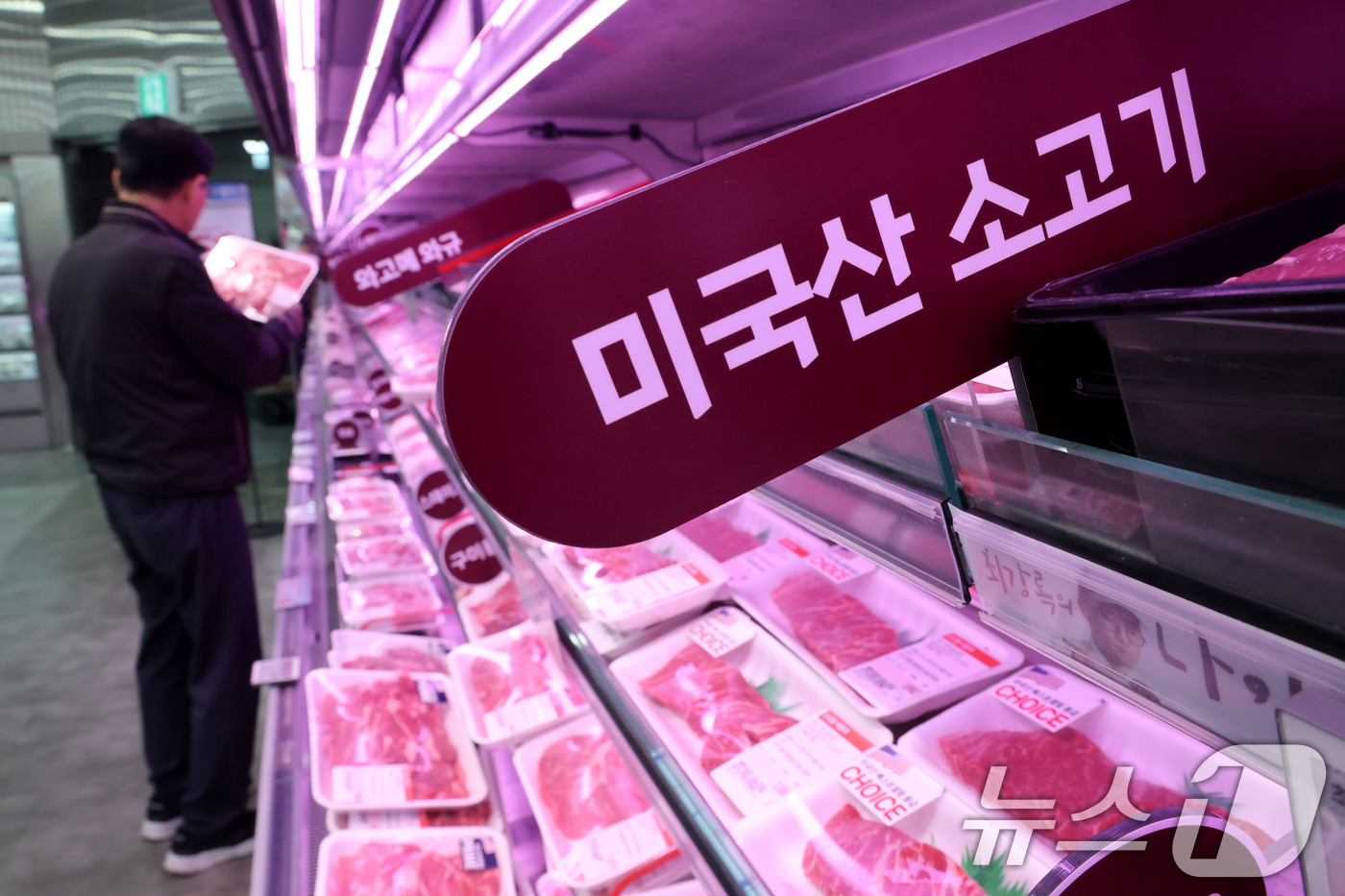 (서울=뉴스1) 이광호 기자 = 11일 오전 서울의 한 대형마트를 찾은 고객이 수입 소고기를 살펴보고 있다.중동전쟁 여파로 글로벌 해상운임이 급등하며 냉동·냉장 컨테이너 운송 비중 …