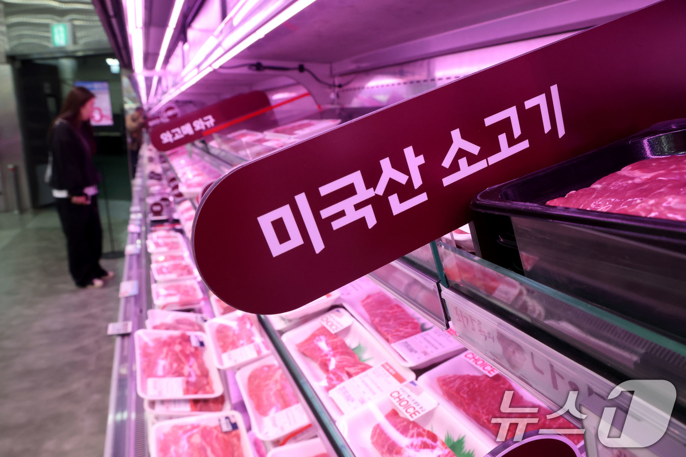 (서울=뉴스1) 이광호 기자 = 11일 오전 서울의 한 대형마트를 찾은 고객이 수입 소고기를 살펴보고 있다.중동전쟁 여파로 글로벌 해상운임이 급등하며 냉동·냉장 컨테이너 운송 비중 …