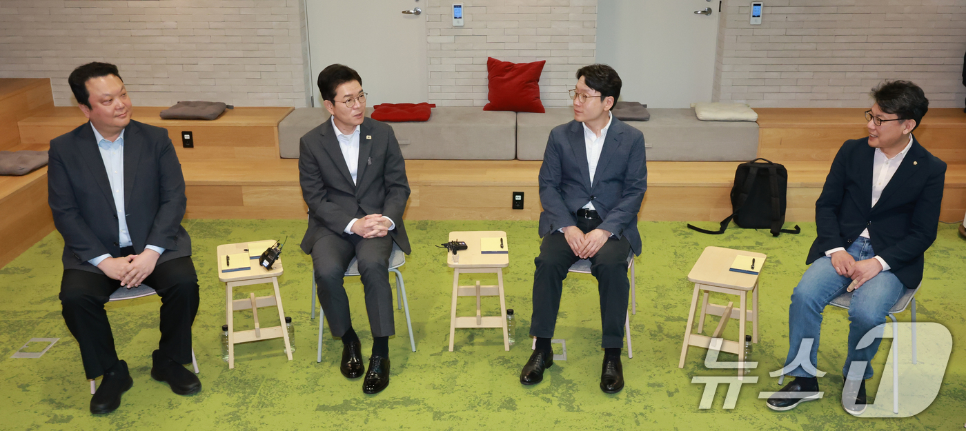 (서울=뉴스1) 이호윤 기자 = 정원오 더불어민주당 서울시장 후보가 11일 서울 강서구 LG사이언스파크를 방문해 LG관계자들과 간담회를 갖고 있다.정 후보는 이날 구로·가산 디지털 …