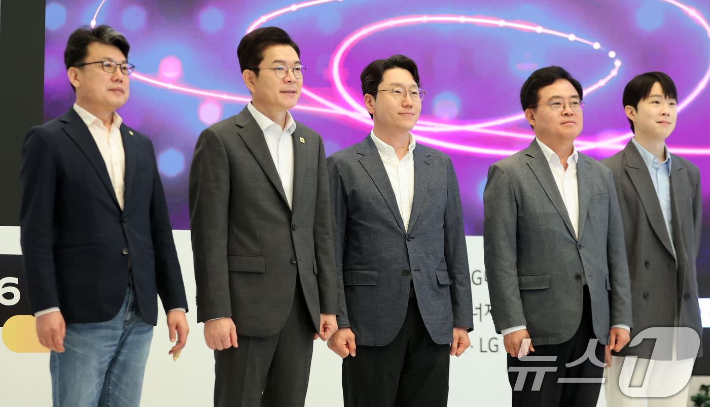 (서울=뉴스1) 이호윤 기자 = 정원오 더불어민주당 서울시장 후보가 11일 서울 강서구 LG사이언스파크를 방문해 진성준 더불어민주당 의원, 임우형 LG AI연구원, 진교훈 강서구청 …