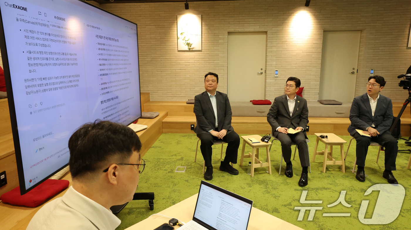 (서울=뉴스1) 이호윤 기자 = 정원오 더불어민주당 서울시장 후보가 11일 서울 강서구 LG사이언스파크를 방문해 AI 모델 '엑사원(EXAONE)' 시연을 바라보고 있다.정 후보는 …