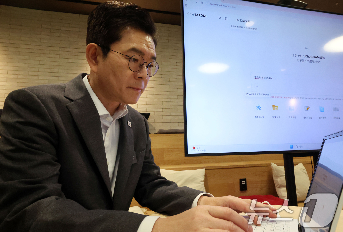 (서울=뉴스1) 이호윤 기자 = 정원오 더불어민주당 서울시장 후보가 11일 서울 강서구 LG사이언스파크를 방문해 AI 모델 '엑사원(EXAONE)'을 체험하고 있다.정 후보는 이날 …