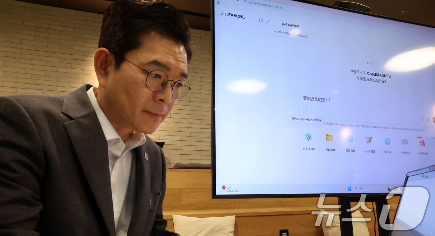(서울=뉴스1) 이호윤 기자 = 정원오 더불어민주당 서울시장 후보가 11일 서울 강서구 LG사이언스파크를 방문해 AI 모델 '엑사원(EXAONE)'을 체험하고 있다.정 후보는 이날 …