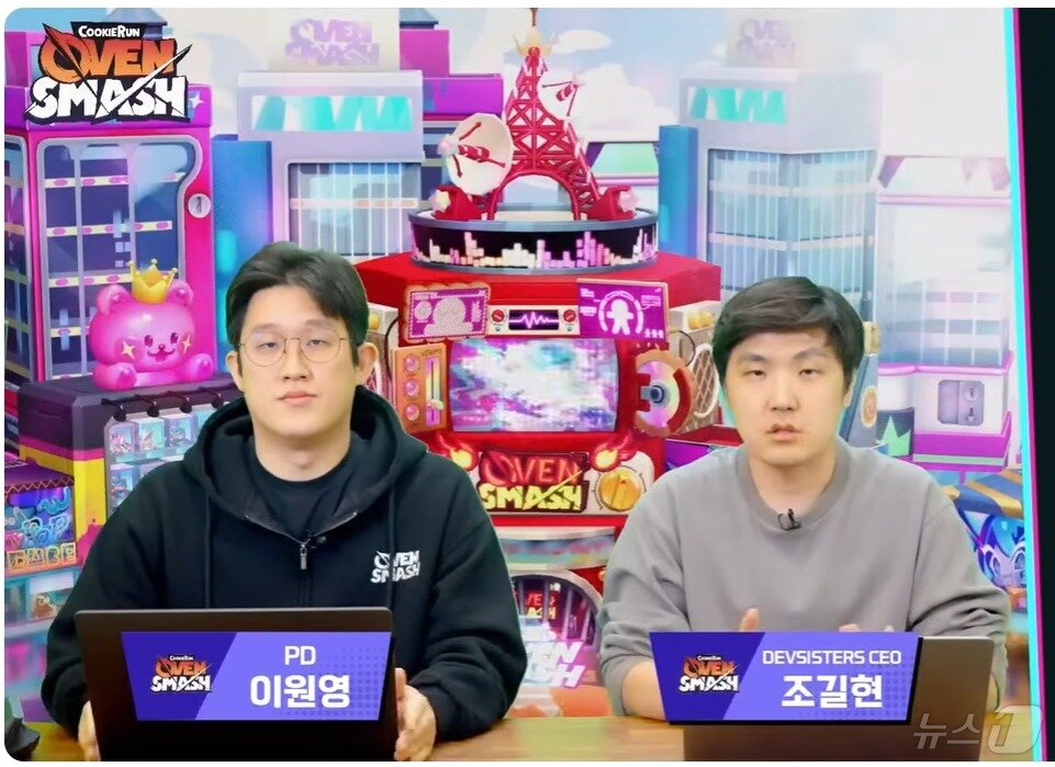 본문 이미지 - 조길현 데브시스터즈 대표와 이원영 공동 PD가 4월 2일 '쿠키런: 오븐스매시' 출시 기념 라이브 방송을 통해 신작 운영 미숙을 사과하고 있다. 2026.05.11. (쿠키런: 오븐스매시 유튜브 채널 갈무리)