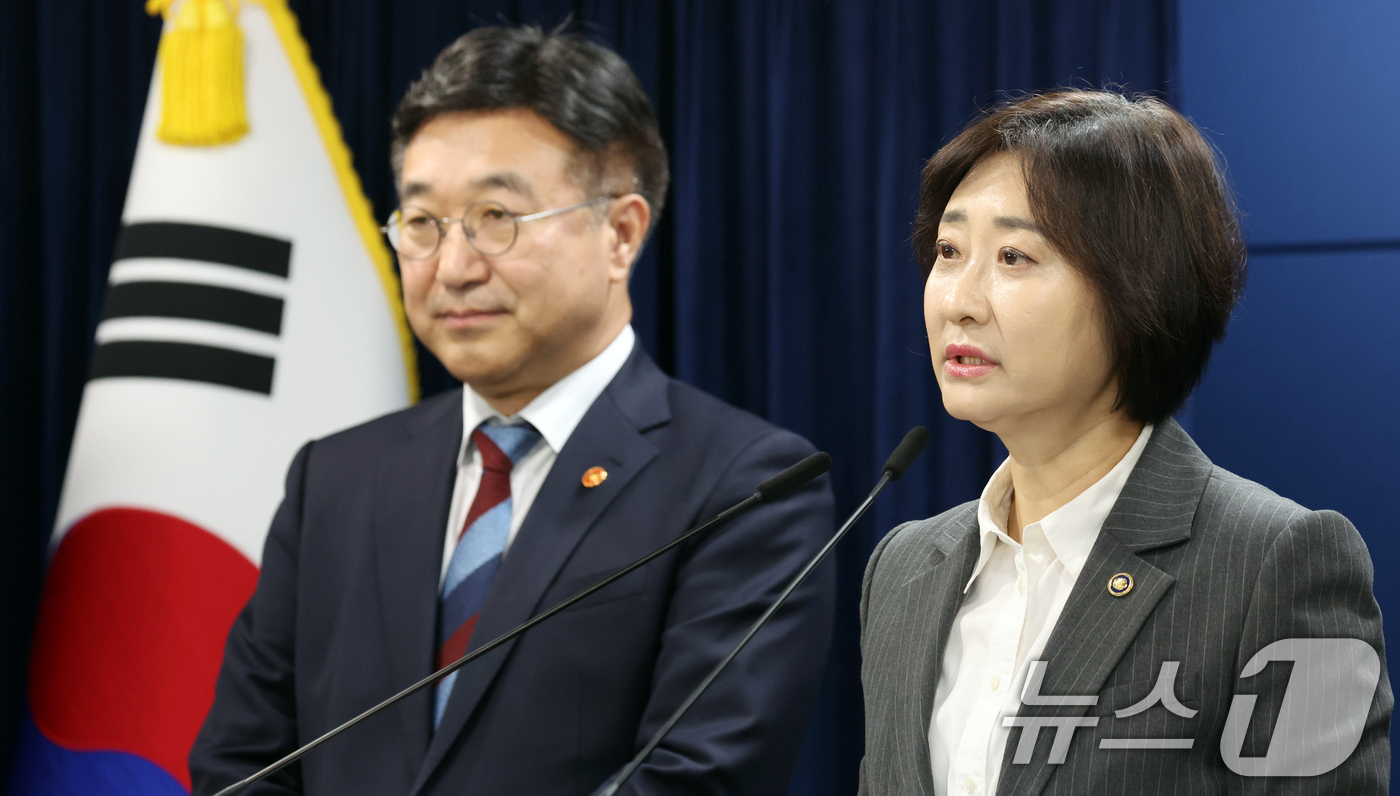 (서울=뉴스1) 김명섭 기자 = 이스란 보건복지부 1차관이 8일 오전 서울 종로구 세종대로 정부서울청사에서 고유가 피해지원금 제2차 지급 대상자 선정 기준을 발표하고 있다.  20 …