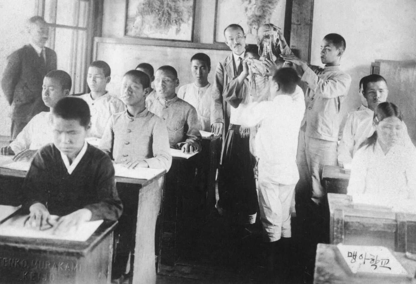 본문 이미지 - 제생원 맹인 학생들을 가르치는 박두성-해부학 시간 (국가유산청 제공)