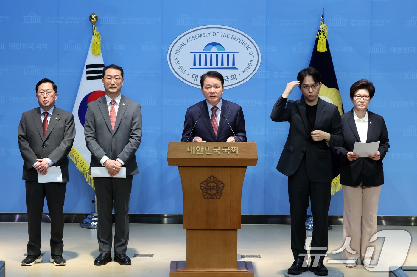본문 이미지 - 국민의힘 국회 외교통일·국방위원회 위원들이 11일 오전 서울 여의도 국회 소통관에서 나무호 피격 정부 대응 관련 공동 기자회견을 하고 있다. 2026.5.11 ⓒ 뉴스1 황기선 기자